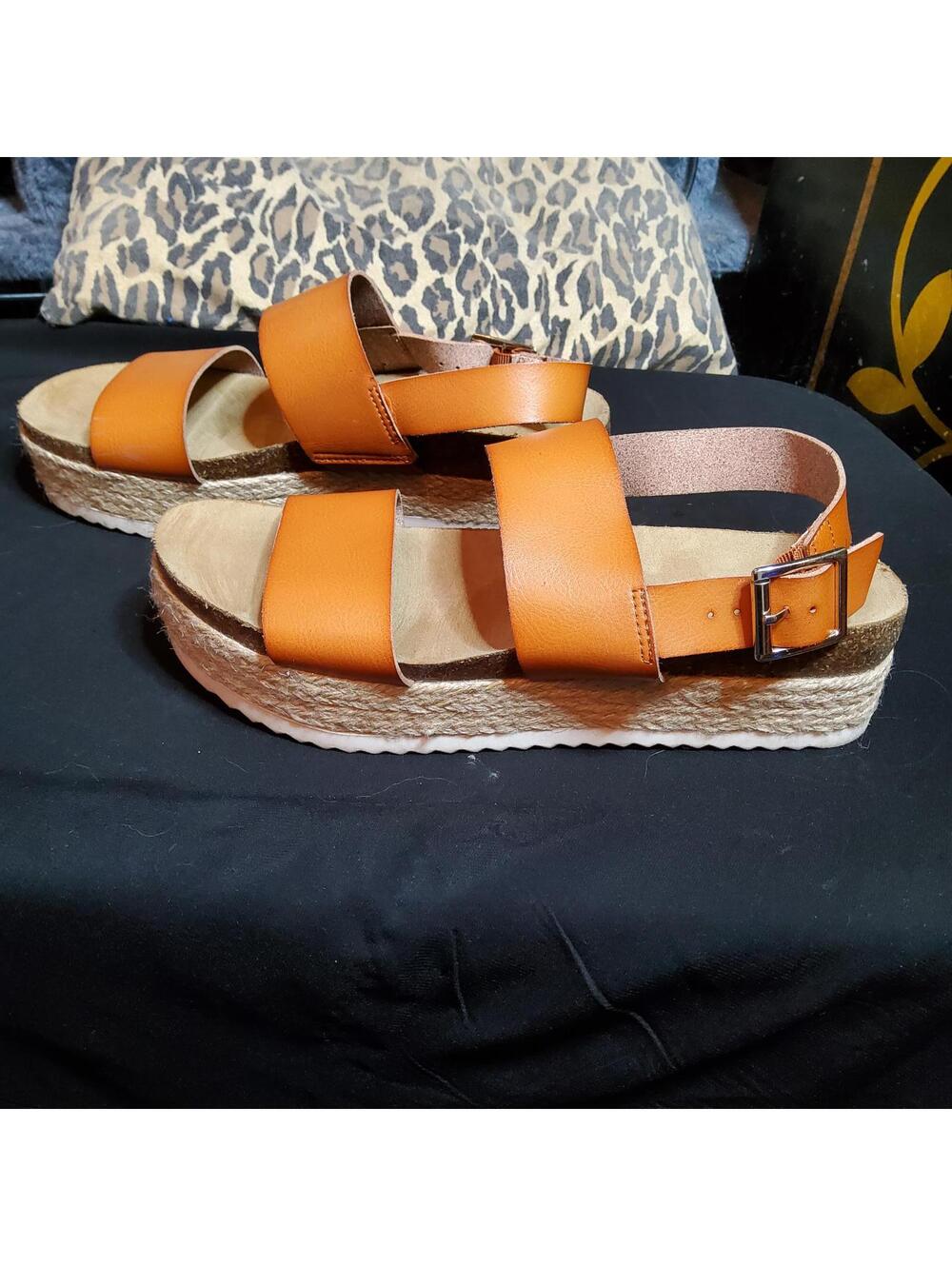 9.5 Feel Good Flats - Picture 2 of 2